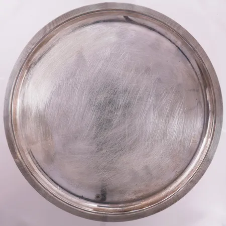 Sølvfat, Ø 80 cm, bredde ca 14 mm, ripete, gravert, 830S Vekt: 450,1 g Kontakt Lånekontoret for frakt