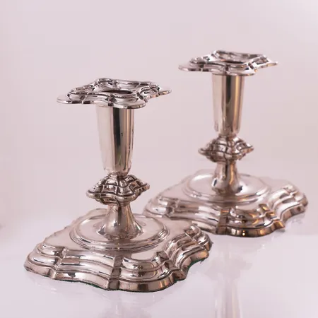 2 lysestaker Th. Olsens Eftf, høyde 11,5 cm, bredde 6 - 11 cm, gipsfylt, 830S Vekt: 374,3 g Kontakt Lånekontoret for frakt