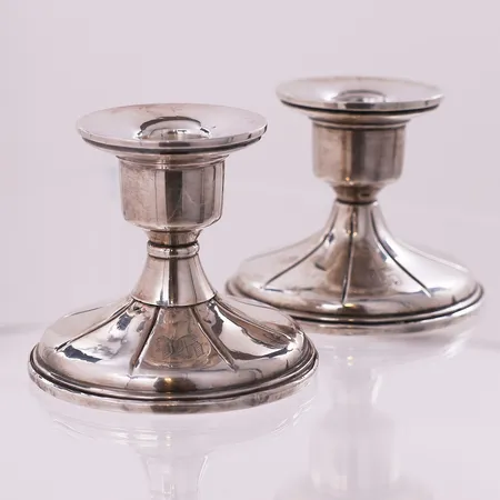 Ett par lysestaker, lengde 7,2 cm, bredde 56,5 - 89,2 mm, sementfylt, gravert, 925S Vekt: 400,7 g Kontakt Lånekontoret for frakt