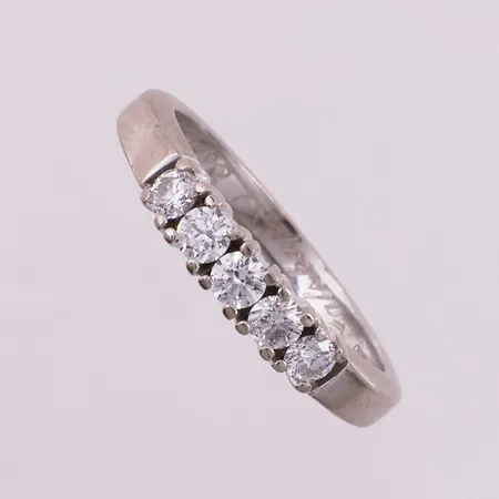 Alliansering med diamanter, 5 x ca 0,1 ct, Ø 17,2 mm, bredde 2,2 - 3,5 mm, gravert, 14K Vekt: 3,9 g Kontakt Lånekontoret for frakt