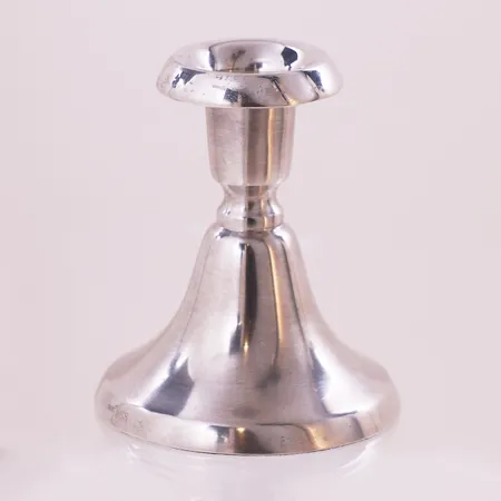 Lysestake, høyde 8,5cm, bredde 4,3 - 7,2 cm, gipsfylt, 925S Vekt: 117 g Kontakt Lånekontoret for frakt