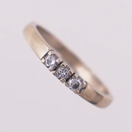 Ring med diamanter, 3 x ca 0,05 ct, Ø 16,5 mm, bredde 1,9 - 2,5 mm, 14K Vekt: 2 g Kontakt Lånekontoret for frakt