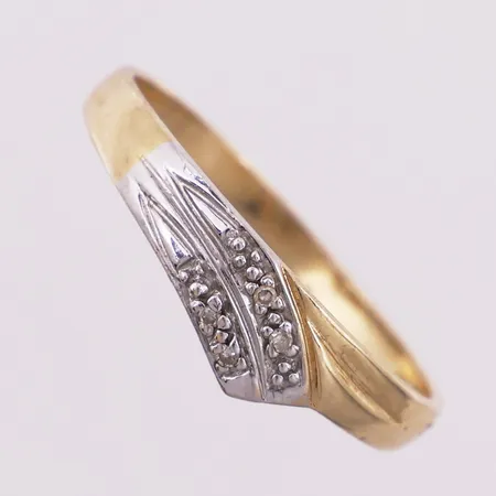 Ring med klare stener, to-farget, Ø 17,6 mm, bredde 2 - 5,5 mm, 14K Vekt: 1,5 g Kontakt Lånekontoret for frakt