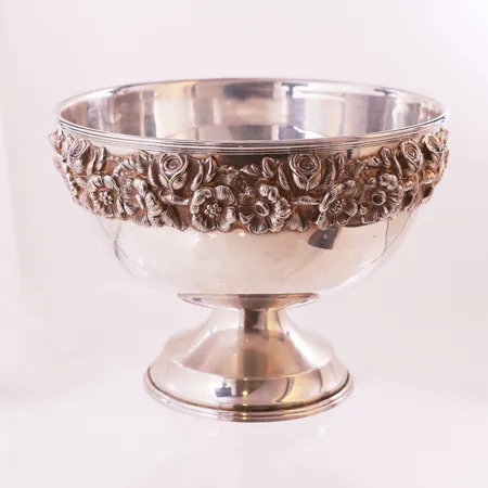 Stettskål med blomstermotiv, Topazio Casquinha, høyde ca 15 cm, bredde 11,5 - 20,6 cm, sølvplett Vekt: 665 g Kontakt Lånekontoret for frakt