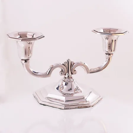Kandelaber to-armet, høyde 12 cm, 22,6 cm, Th. Marthinsen, gipsfylt, 830S Vekt: 488,6 g Kontakt Lånekontoret for frakt