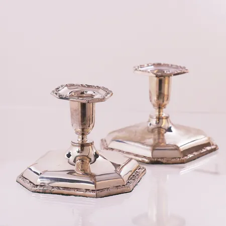 2 lysestaker fra Th. Marthinsen, høyde 7,5 cm, bredde 5 - 10 cm, gipsfylt, 830S Vekt: 454,7 g Kontakt Lånekontoret for frakt