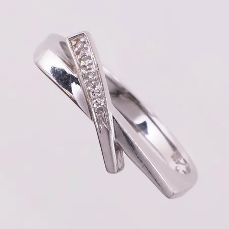 Ring med klare stener, Ø 19 mm, bredde 2,5 - 8,7 mm, 14K Vekt: 3,1 g Kontakt Lånekontoret for frakt