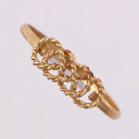 Ring. Ø 17 mm, bredde 1,5 - 4,8 mm, 18K Vekt: 1 g Kontakt Lånekontoret for frakt