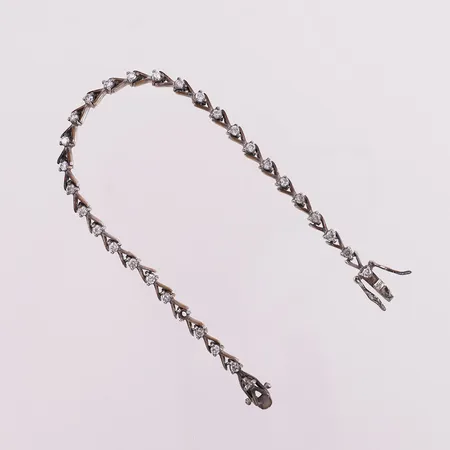 Armbånd med klare stener, lengde 19 cm, bredde 4,3 mm, 925 Vekt: 10,4 g Kontakt Lånekontoret for frakt
