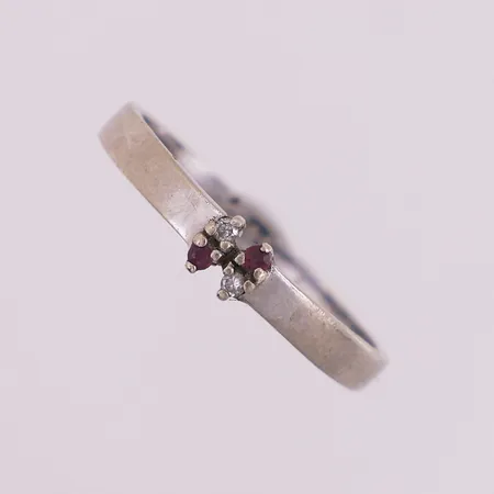 Ring med røde og klare stener, Ø 16,5 mm, bredde 2,2 - 3,6 mm, 14K Vekt: 1,3 g Kontakt Lånekontoret for frakt