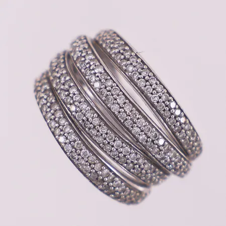 Ring med diamanter, gravert 1 ct totalt, Ø 16,6 mm, bredde 3,4 - 14,7 mm, 14K Vekt: 7,2 g Kontakt Lånekontoret for frakt