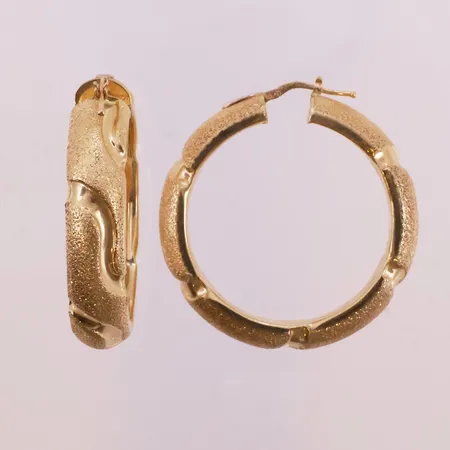 Ett par øredobber, Ø 34,2 mm, bredde 9,5 mm, 18K Vekt: 12,4 g Kontakt Lånekontoret for frakt