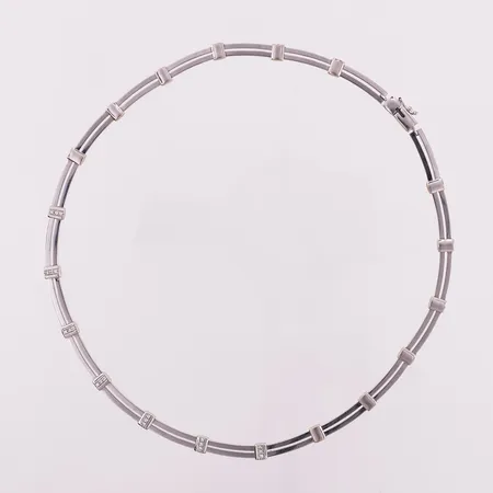 Halssmykke med moissanite, 21 x ca 0,01ct, lengde 43,5 cm, bredde 4,3 - 6,2 mm, defekt lås, sikkerhetslås fungerer, 14K Vekt: 24,7 g Kontakt Lånekontoret for frakt