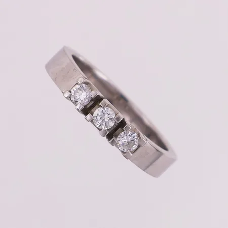 Ring med diamanter, 3 x ca 0,10 ct, Ø 17,9 mm, bredde 3,7 mm, 14K Vekt: 5,5 g Kontakt Lånekontoret for frakt