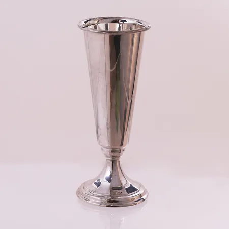 Vase, høyde 12,8 cm, bredde 5,2 - 5,1 cm, gipsfylt, bulket, 830S Vekt: 85,7 g Kontakt Lånekontoret for frakt