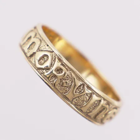 Skrotgull, ring, Ø 23 mm, bredde 6,5 mm, gravert, 14K Vekt: 8,8 g Kontakt Lånekontoret for frakt