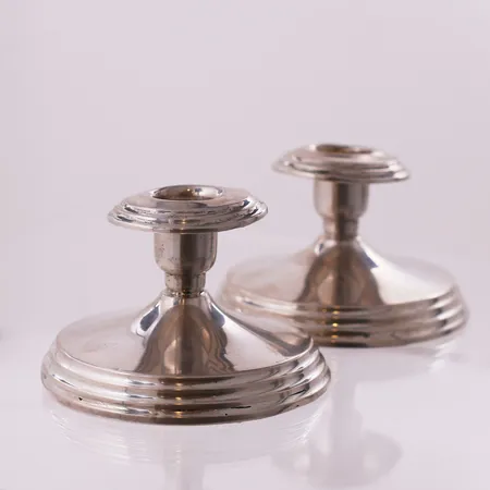 Ett par lysestaker, lengde 7 cm, bredde 5,5 - 10,8 cm, 830S Vekt: 481,5 g Kontakt Lånekontoret for frakt