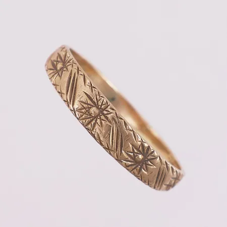 Ring, Ø 18,2 mm , bredde 2,2 - 4 mm, noe skjev, 10K Vekt: 1,8 g Kontakt Lånekontoret for frakt