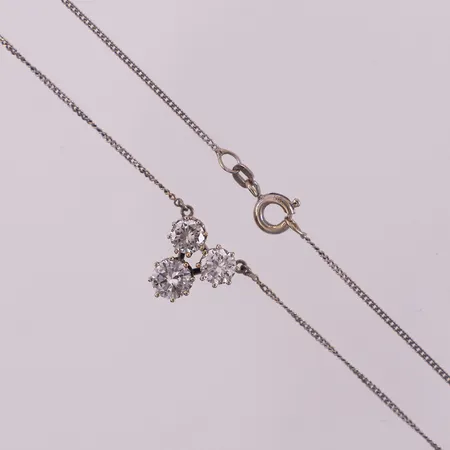Halskjede med anheng og diamanter, 1x ca 0,50 ct, 1 x ca 0,65 ct, 1x ca 0,40 ct, lengde 41,6 cm, bredde 1 - 11,6 mm, 14K Vekt: 3,1 g Kontakt Lånekontoret for frakt