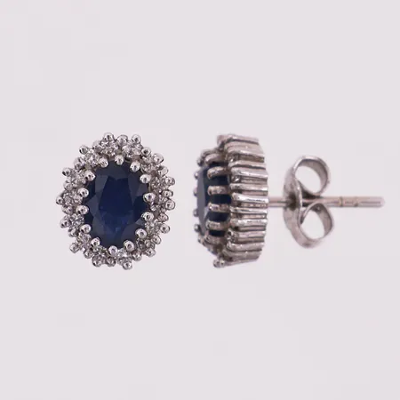 Ett par øredobber med blå stener og diamanter, 28 x ca 0,01 ct, lengde 11 mm, bredde 9,2 mm, 14K Vekt: 4 g Kontakt Lånekontoret for frakt