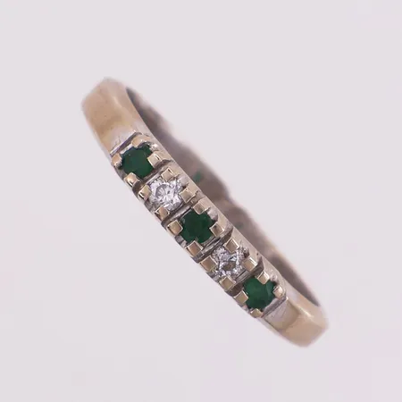 Skrotgull, ring med diamanter og grønne stener, 2 x ca 0,05ct, klippet, 14K Kontakt Lånekontoret for frakt