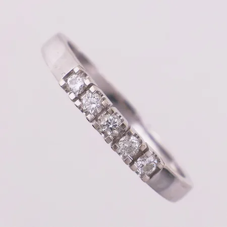 Ring med diamanter, 5 x ca 0,05ct, Ø 19,4 mm, bredde 2 - 3 mm, 14K Vekt: 3,1 g Kontakt Lånekontoret for frakt