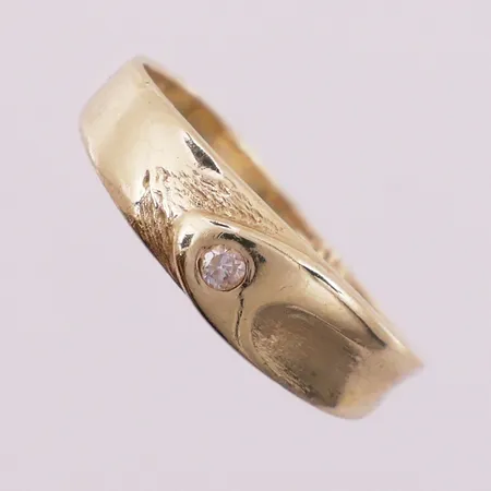 Ring med klar sten, Ø 14,4 mm, bredde 2 -4,4 mm, skjev, 14K Vekt: 1,1 g Kontakt Lånekontoret for frakt