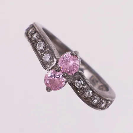 Ring med klare og rosa stener, Ø 17,4 mm, bredde 2,3 - 9,5 mm, 925S Vekt: 3,3 g Kontakt Lånekontoret for frakt