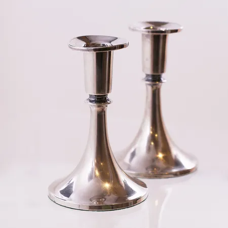 2 lysestaker fra David-Andersen, høyde 11,5 cm, bredde 4,4 - 7,5 cm, gipsfylt, 830S Vekt: 230,3 g Kontakt Lånekontoret for frakt