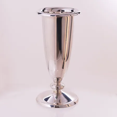 Vase fra David-Andersen, høyde 18 cm, bredde 8,3 - 8,5 cm, gipsfylt, 830S Vekt: 220,4 g Kontakt Lånekontoret for frakt