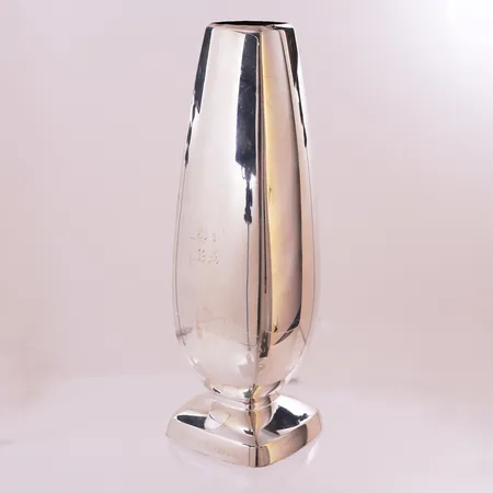 Vase fra Th. Marthinsen, høyde ca 22 cm, bredde 4,5 - 8,5 cm, gipsfylt, gravert, 830S Vekt: 302,6 g Kontakt Lånekontoret for frakt