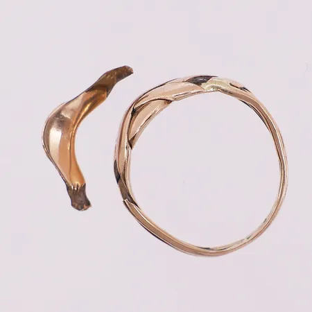 Skrotgull ring, Ø 19 mm, bredde 3,5 - 11,2 mm, 18K Vekt: 5,9 g Kontakt Lånekontoret for frakt