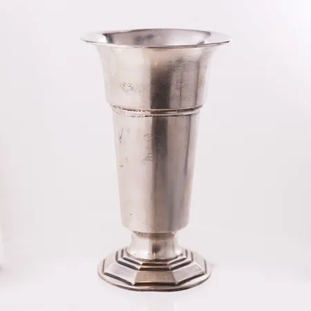 Vase, høyde 19 cm, bredde 9 - 11,3 cm, gravert, 830S Vekt: 234 g Kontakt Lånekontoret for frakt