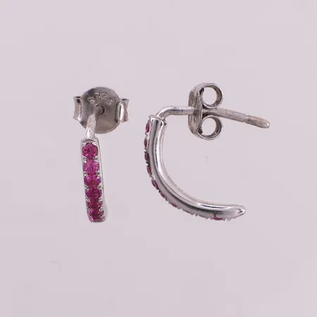 Ett par øredobber med rosa stener, lengde 13,7 mm, bredde 1,9 mm, 14K Vekt: 1,2 g Kontakt Lånekontoret for frakt
