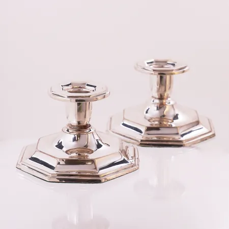 2 lysestaker fra Th. Marthinsen, høyde 6,2 cm, bredde 5 - 9,8 cm, gipsfylt, 830S Vekt: 322,4 g Kontakt Lånekontoret for frakt