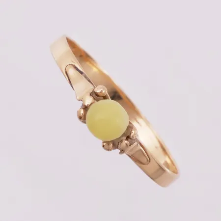 Ring med gul sten, Ø 18.5 mm, bredde 1,9 - 4,1 mm, skjev, 18K Vekt: 1,2 g Kontakt Lånekontoret for frakt