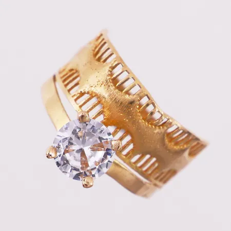 Ring med klar sten, Ø 16,5 mm, bredde 2,4 - 10,7 mm, bulket, mangler stempel, 21K Vekt: 3,6 g Kontakt Lånekontoret for frakt