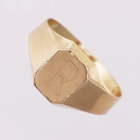 Ring med monogram, Ø 19,3 mm, bredde 3,7 - 10,6 mm, skjev, bulket, 18K Vekt: 2,1 g Kontakt Lånekontoret for frakt