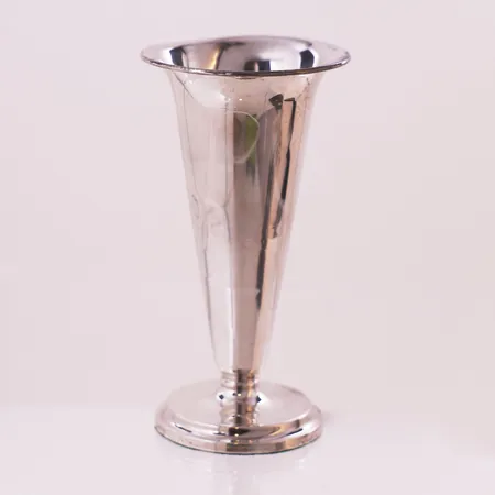 Vase, høyde 12,2 cm, bredde 5,5 - 6,5 cm, gipsfylt, bulket, 830S Vekt: 97,4 g Kontakt Lånekontoret for frakt
