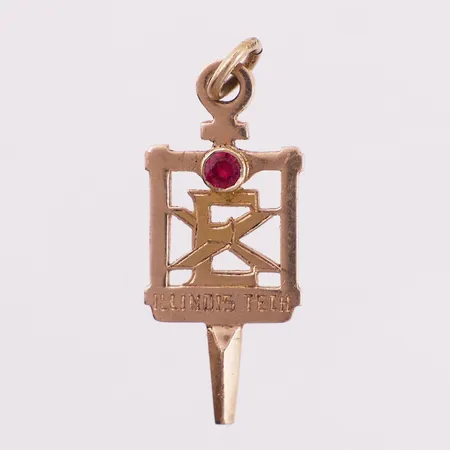Anheng med rosa sten, lengde 34 mm, bredde 13,6 mm, gravert, 14K Vekt: 3,1 g Kontakt Lånekontoret for frakt