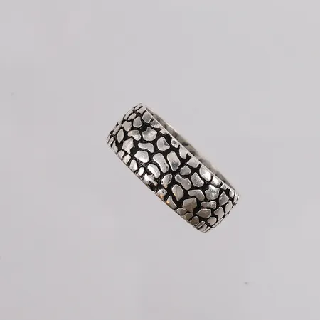 Ring, ca ø21mm, bredde ca 9mm, 925/1000 sølv. Vekt: 9,3 g Kontakt Lånekontoret for frakt