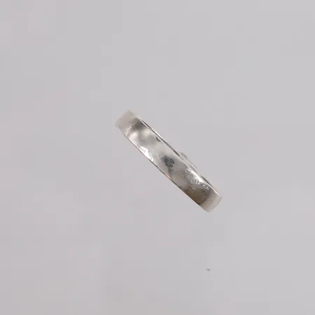 Ring, ø20,5mm, bredde 3mm, 925/1000 sølv. Vekt: 3,1 g Kontakt Lånekontoret for frakt