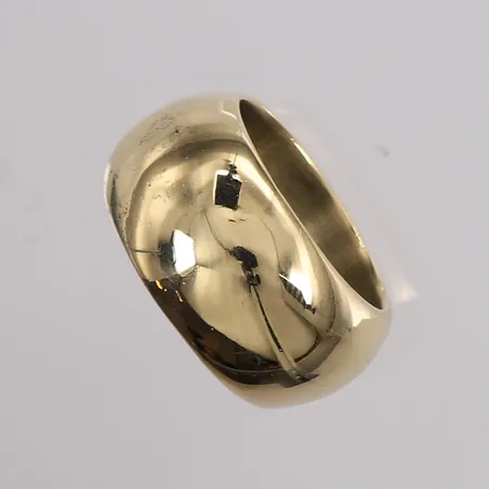 Ring, ø18,3mm, bredde 12mm, gravert, 14K Vekt: 31,6 g Kontakt Lånekontoret for frakt