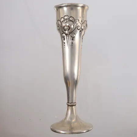 Vase, høyde 16,3cm, nedre diameter 59mm, bulkete, 830S Vekt: 51,2 g Kontakt Lånekontoret for frakt