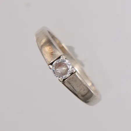 Ring med blank sten, ø17mm, bredde 1,6- 4,2mm, riper/slitasje, 925S, bruttovekt 2,4g Vekt: 0 g Kontakt Lånekontoret for frakt