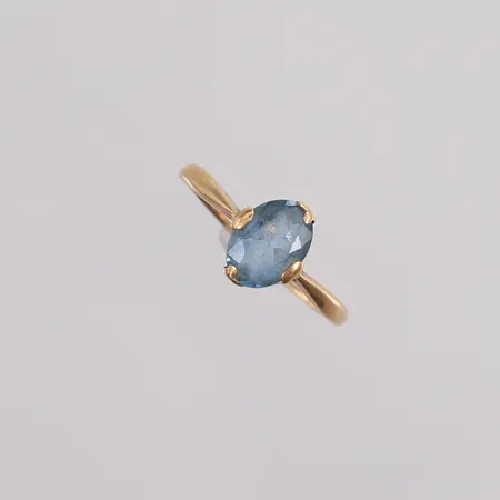 Ring med syntetisk spinell, ø17,4mm, bredde 0,9- 8,5mm, 14K, bruttovekt 1,4g Vekt: 0 g Kontakt Lånekontoret for frakt