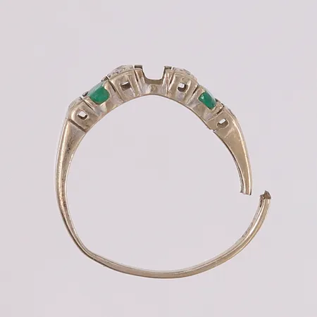 Skrotgull med diamanter (8 x ca. 0,01ct) og grønne stener, hvitt gull, 14K, bruttovekt 1,7g Vekt: 0 g Kontakt Lånekontoret for frakt