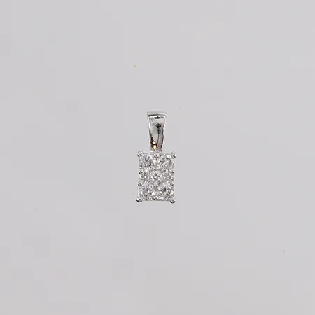 Anheng med diamanter (4 x ca. 0,02ct og 3 x ca. 0,01ct), 11x4mm, hvitt gull, 9K, bruttovekt 0,5g Vekt: 0,5 g Kontakt Lånekontoret for frakt