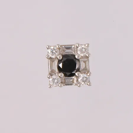 Én stk. øredobb med diamanter (4 briljantslipte x ca. 0,05ct og 4 baguetteslipte x ca. 0,10ct) og sort sten (trolig onyx), 9x9mm, stopper er ikke gull, 18K, bruttovekt 1,7g Vekt: 1,6 g Kontakt Lånekontoret for frakt