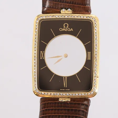 Omega La Magique, ref. 291.8525Y, snr. 46786423, quartz, cal. 1357, 35x28mm, tykkelse 2,67mm, produsert ca. år 1982, 18K gull, bezel med 90 stk. briljantslipte diamanter, lær-rem og spenne ikke original, trenger batteribytte, eske ikke original. Med assuransetakst og servicepapirer Vekt: 0 g Kontakt Lånekontoret for frakt